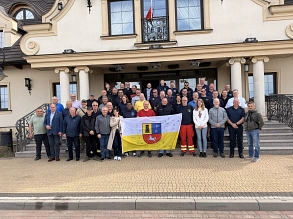 Gruppenbild vor der Fahrt an die Grenze: Die Einsatzkräfte aus dem Landkreis Stade trafen in Radymno die ukrainischen Fahrer, die den Konvoi übernahmen.