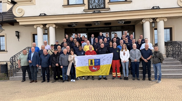 Gruppenbild vor der Fahrt an die Grenze: Die Einsatzkräfte aus dem Landkreis Stade trafen in Radymno die ukrainischen Fahrer, die den Konvoi übernahmen.