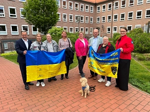 Sie bereiten das Programm für die Kinderfreizeit vor (von links): Landrat Kai Seefried, Anke Wehber und Gabriele Behrens (Johanniter), Catharina Dufft (Kirchenkreis Stade), Adelheid Balthasar (Landfrauen), Marc Wischnowsky (Superintendent Kirchenkreis Stade), Nicole Drewes (Caterer Dussmann) und Christina Brandt (DLRG) sowie Johanniter-Besuchshündin Hermine.