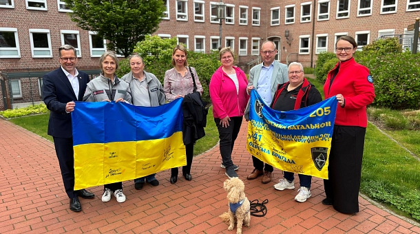 Sie bereiten das Programm für die Kinderfreizeit vor (von links): Landrat Kai Seefried, Anke Wehber und Gabriele Behrens (Johanniter), Catharina Dufft (Kirchenkreis Stade), Adelheid Balthasar (Landfrauen), Marc Wischnowsky (Superintendent Kirchenkreis Stade), Nicole Drewes (Caterer Dussmann) und Christina Brandt (DLRG) sowie Johanniter-Besuchshündin Hermine.
